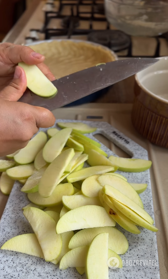 Simple apple pie: how to make a delicious dessert for tea