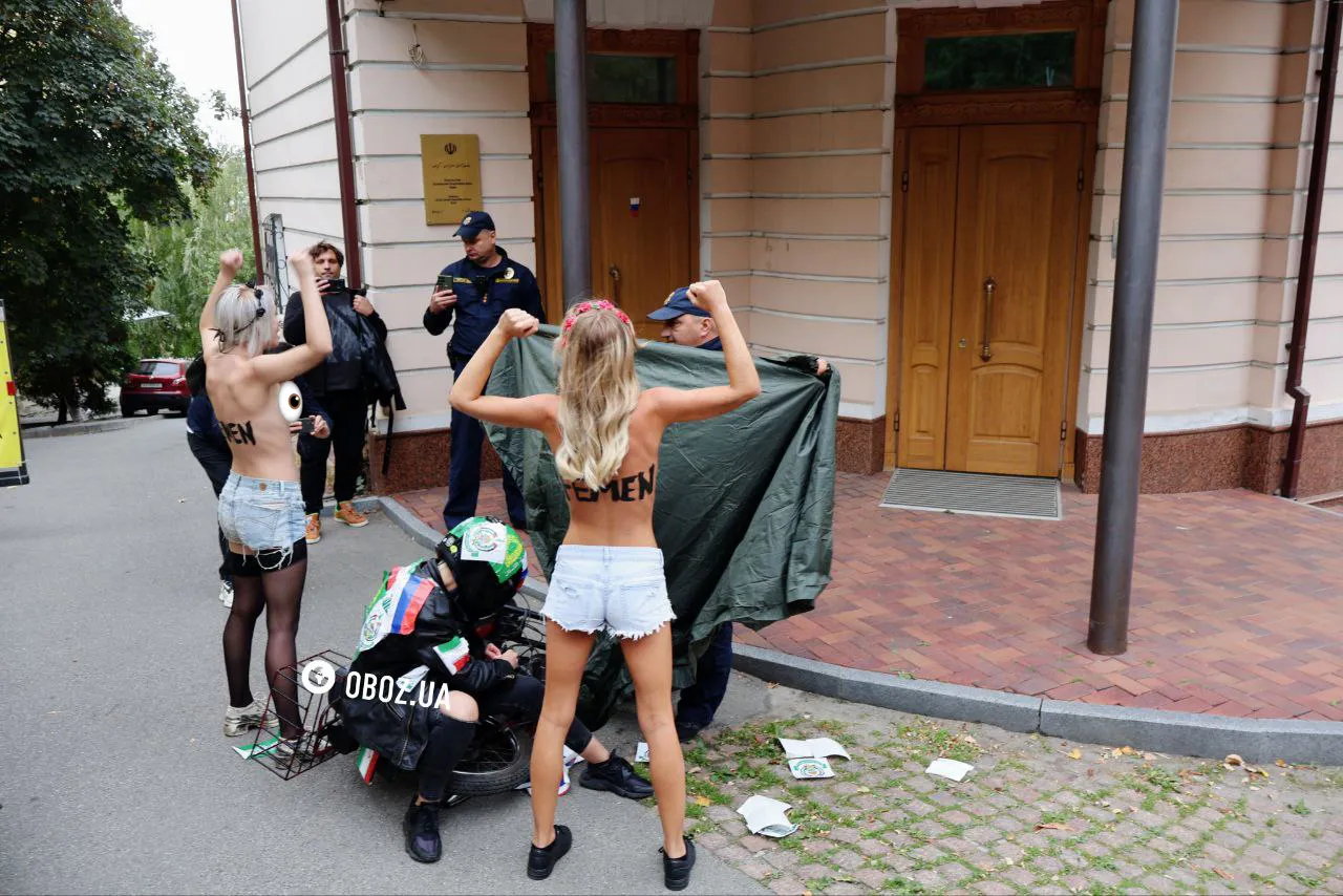 Femen zainscenizowały nagą akcję pod ambasadą Iranu w Ukrainie: ''posłały do diabła'' Teheran i Moskwę. Zdjęcia i wideo