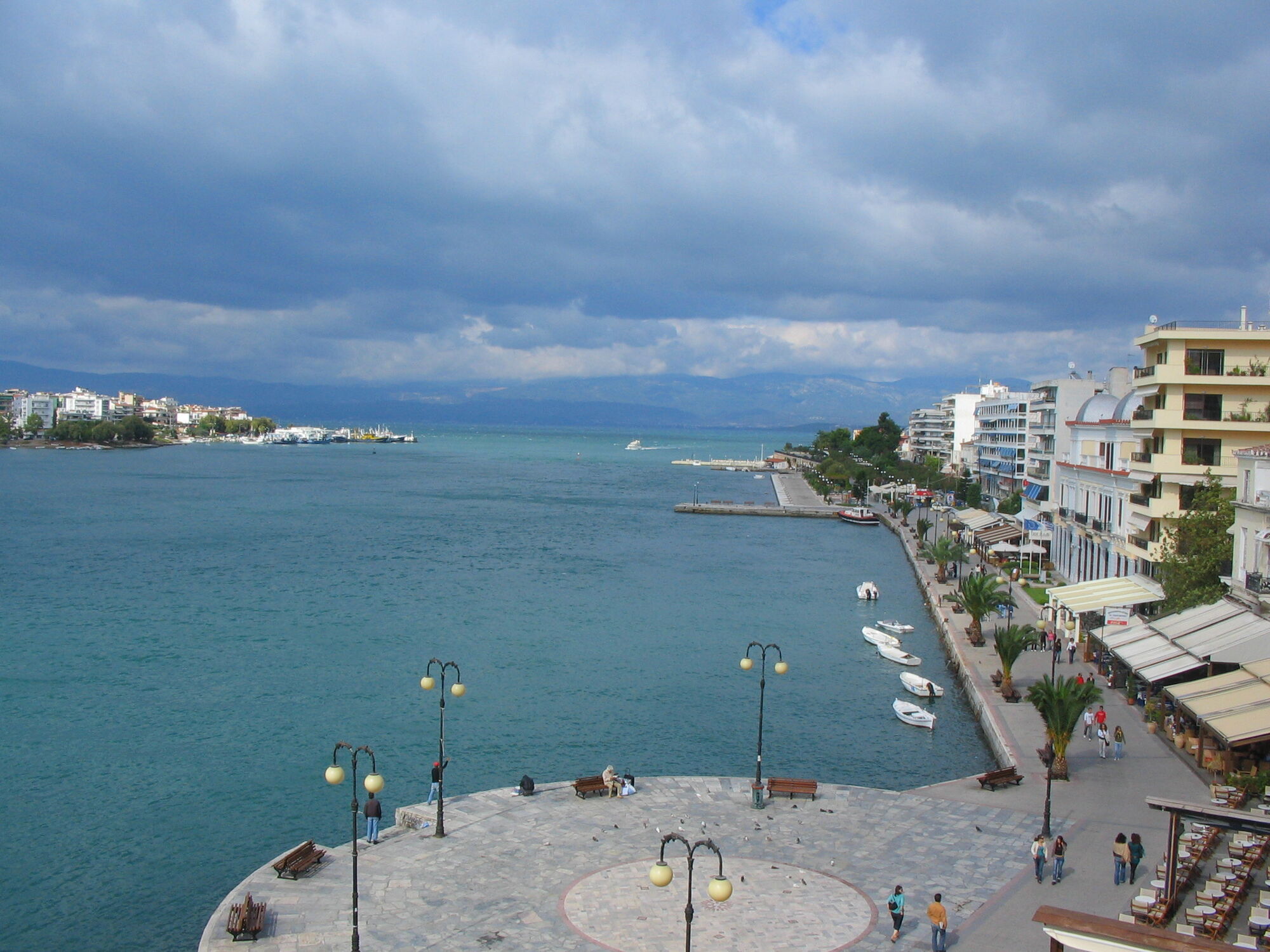 Not all tourists know this: one of the largest islands in Greece has truly impressive beaches and healing springs