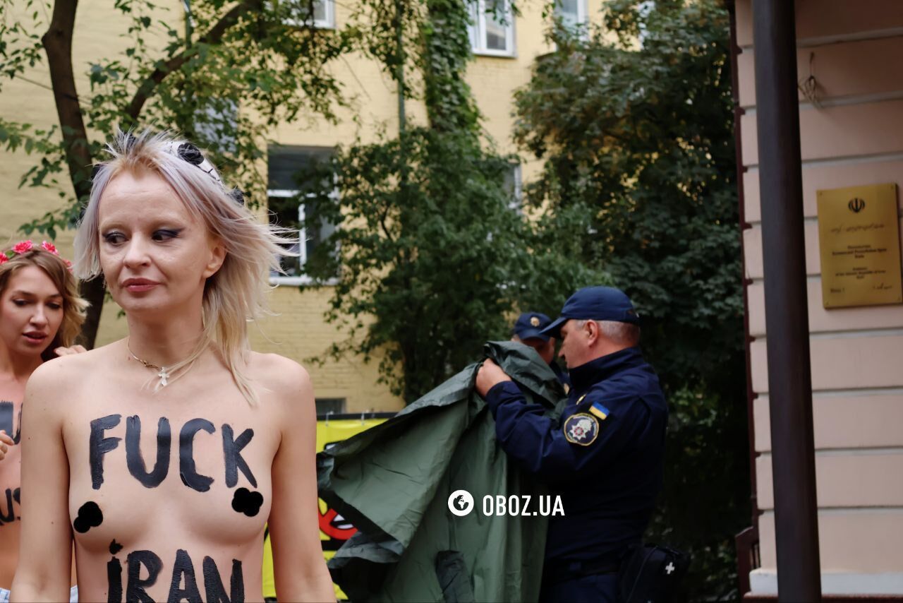 Femen zainscenizowały nagą akcję pod ambasadą Iranu w Ukrainie: ''posłały do diabła'' Teheran i Moskwę. Zdjęcia i wideo