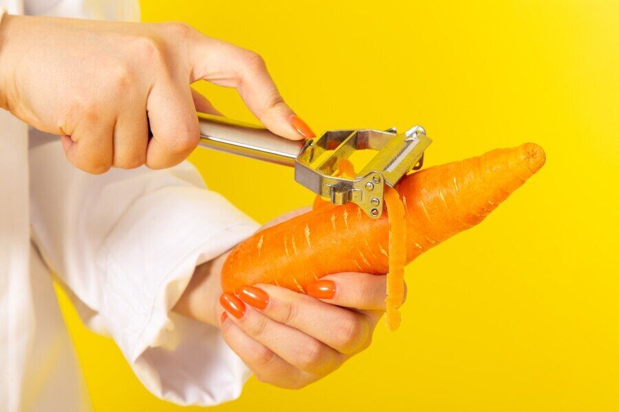 Never peel carrots like that again: the biggest mistake in this process and its solution were shown online