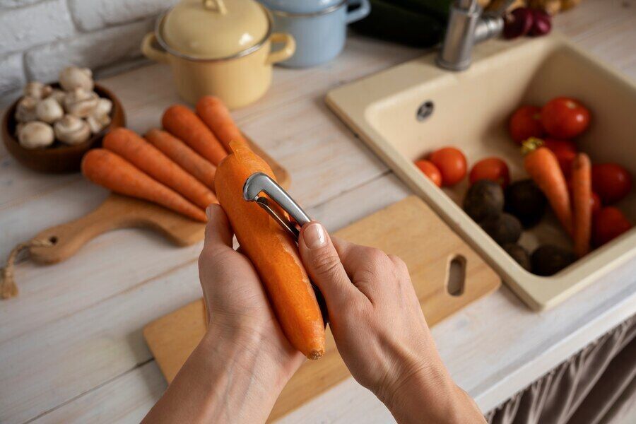 Never peel carrots like that again: the biggest mistake in this process and its solution were shown online