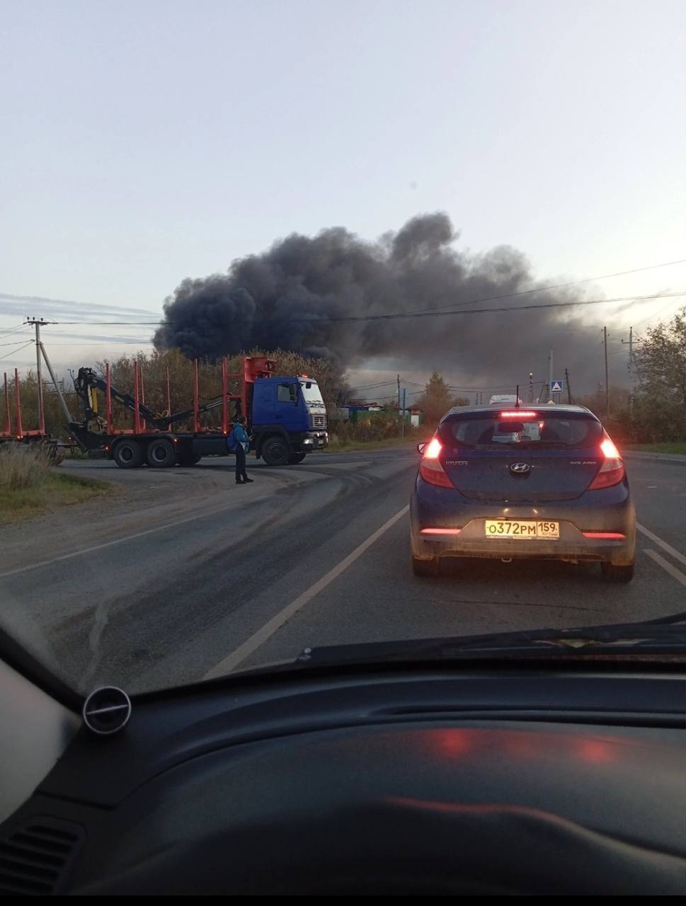 Powerful fire breaks out at oil depot in Russia's Perm region: black smoke can be seen from miles away. Video