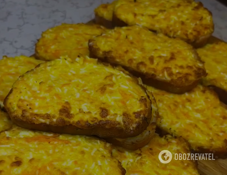 When you don't want to stand at the stove for a long time: basic croutons with cheese in the oven in 10 minutes