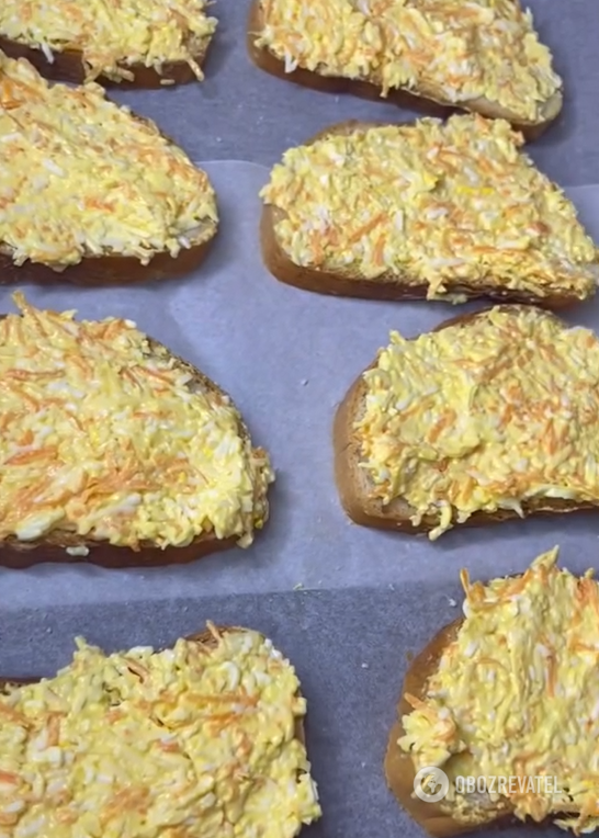 When you don't want to stand at the stove for a long time: basic croutons with cheese in the oven in 10 minutes