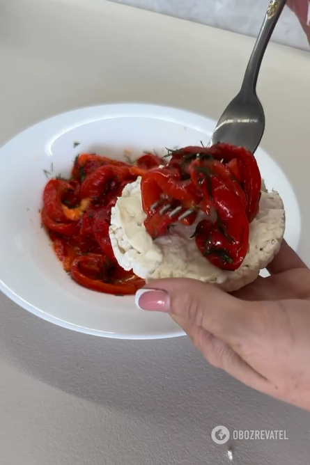 A delicious appetizer of baked peppers: the recipe went viral on social media