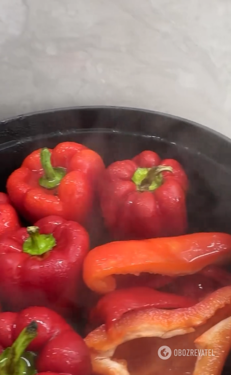 A delicious appetizer of baked peppers: the recipe went viral on social media