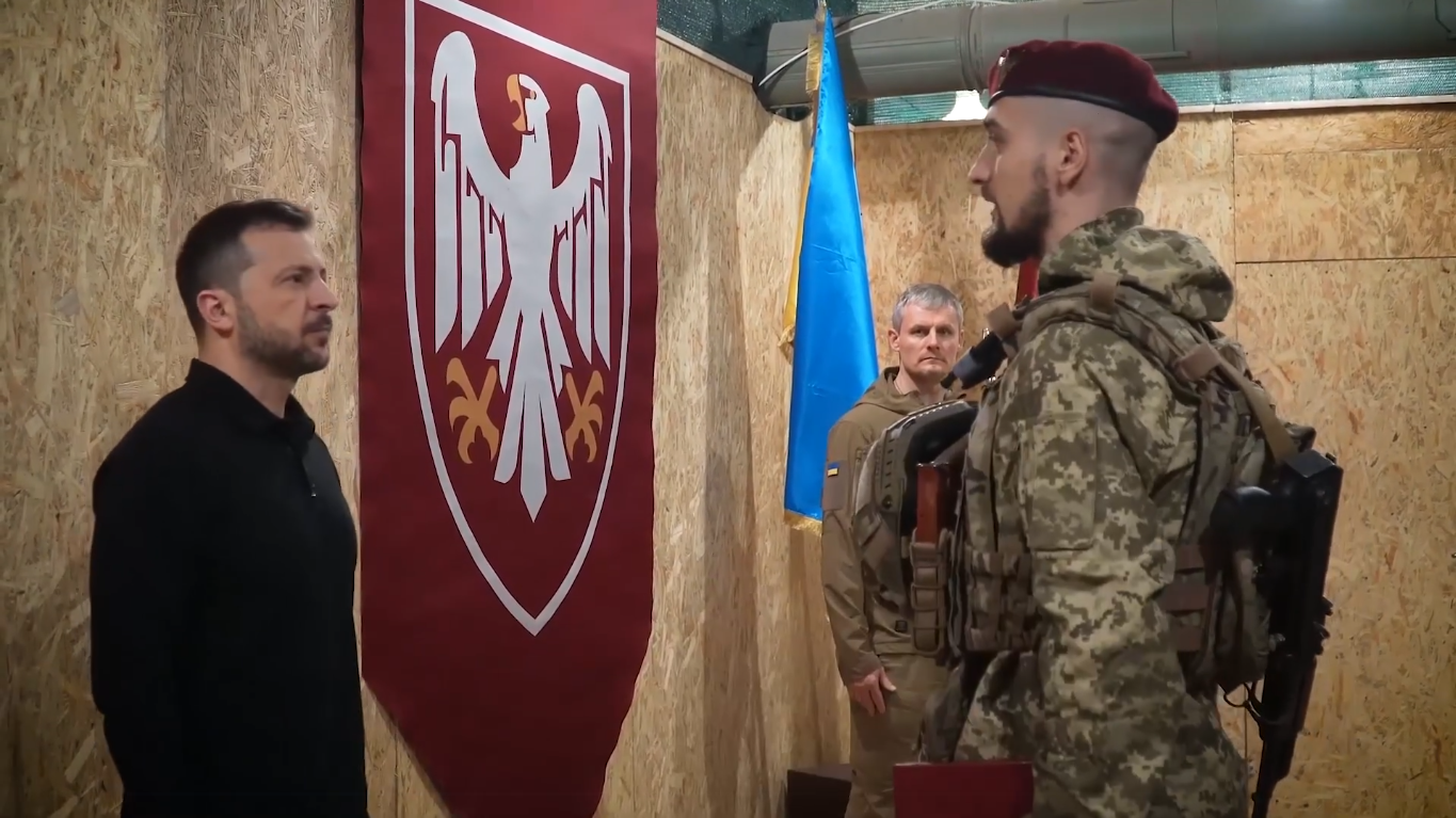 Zelenskyy and thesoldier of the Airborne Assault Forces