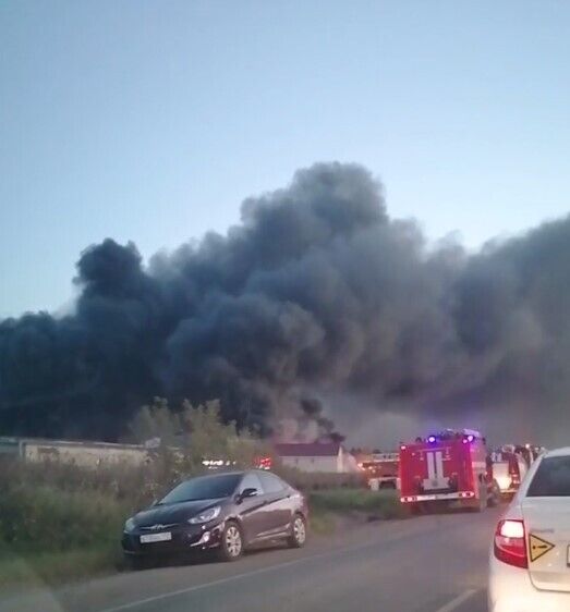 Powerful fire breaks out at oil depot in Russia's Perm region: black smoke can be seen from miles away. Video