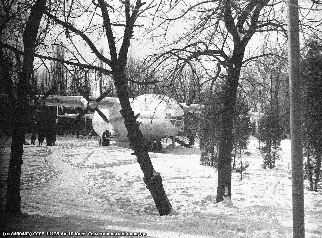 Cartoons in the airplane cabin: a unique cinema operated in Kyiv's Sevastopol Square in the 1980s. Photo