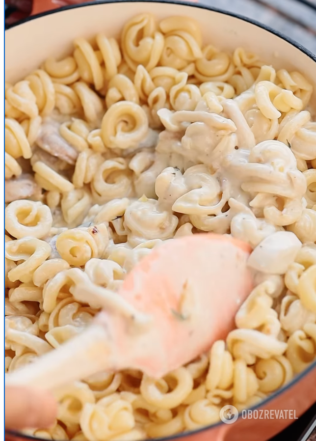 Pasta with mushrooms and cream