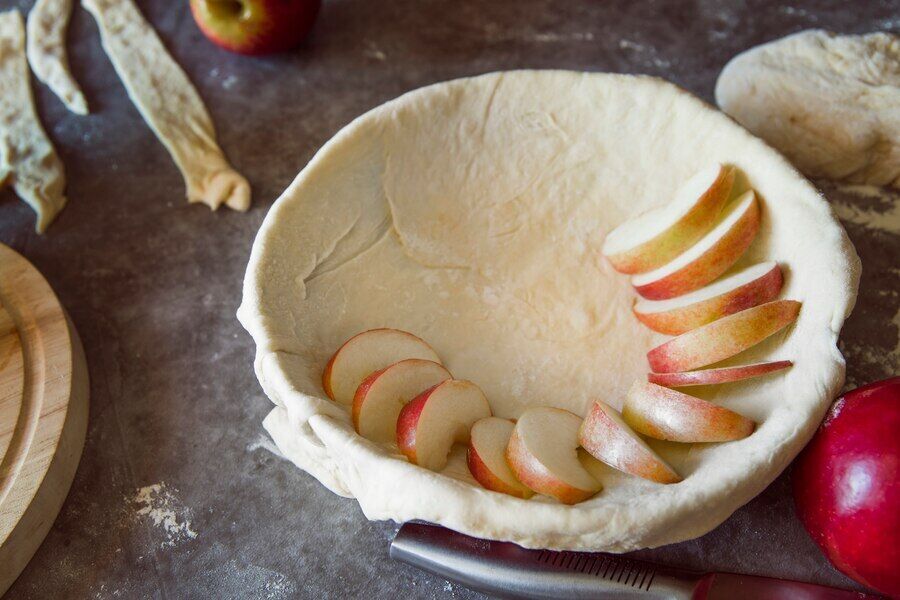 Simpler than the usual charlotte: how to prepare lazy grated apple pie for tea