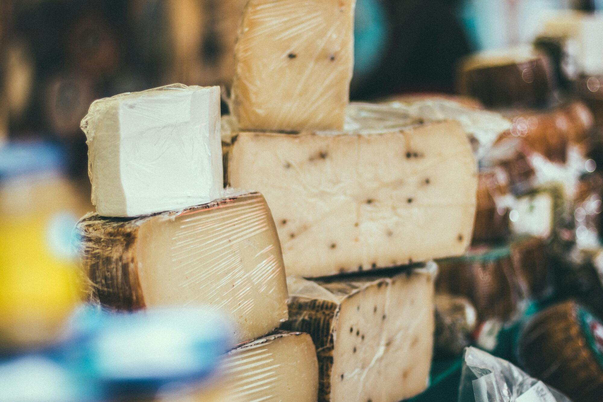 How to pack hard cheese to keep it fresh and tasty for a month: life hack