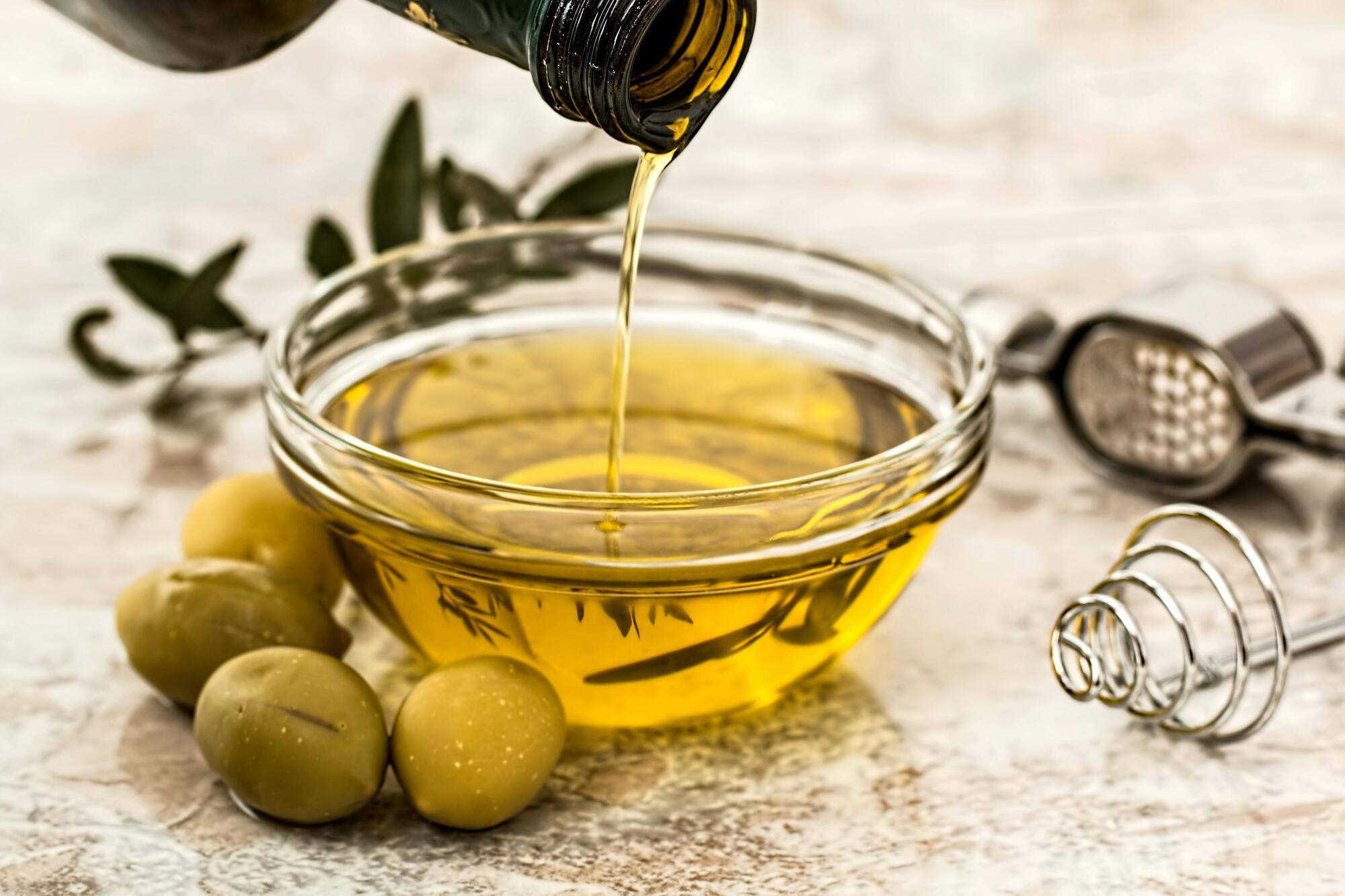 How to tell the difference between real and fake olive oil: pay attention to the label