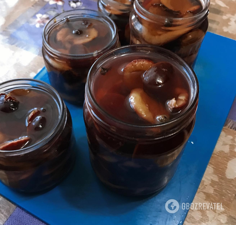 Spicy pickled plums for the winter: how to make a popular appetizer