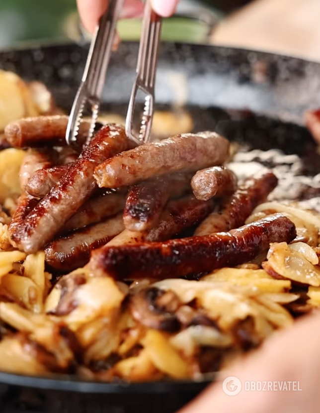 Cooked potatoes with onions and mushrooms