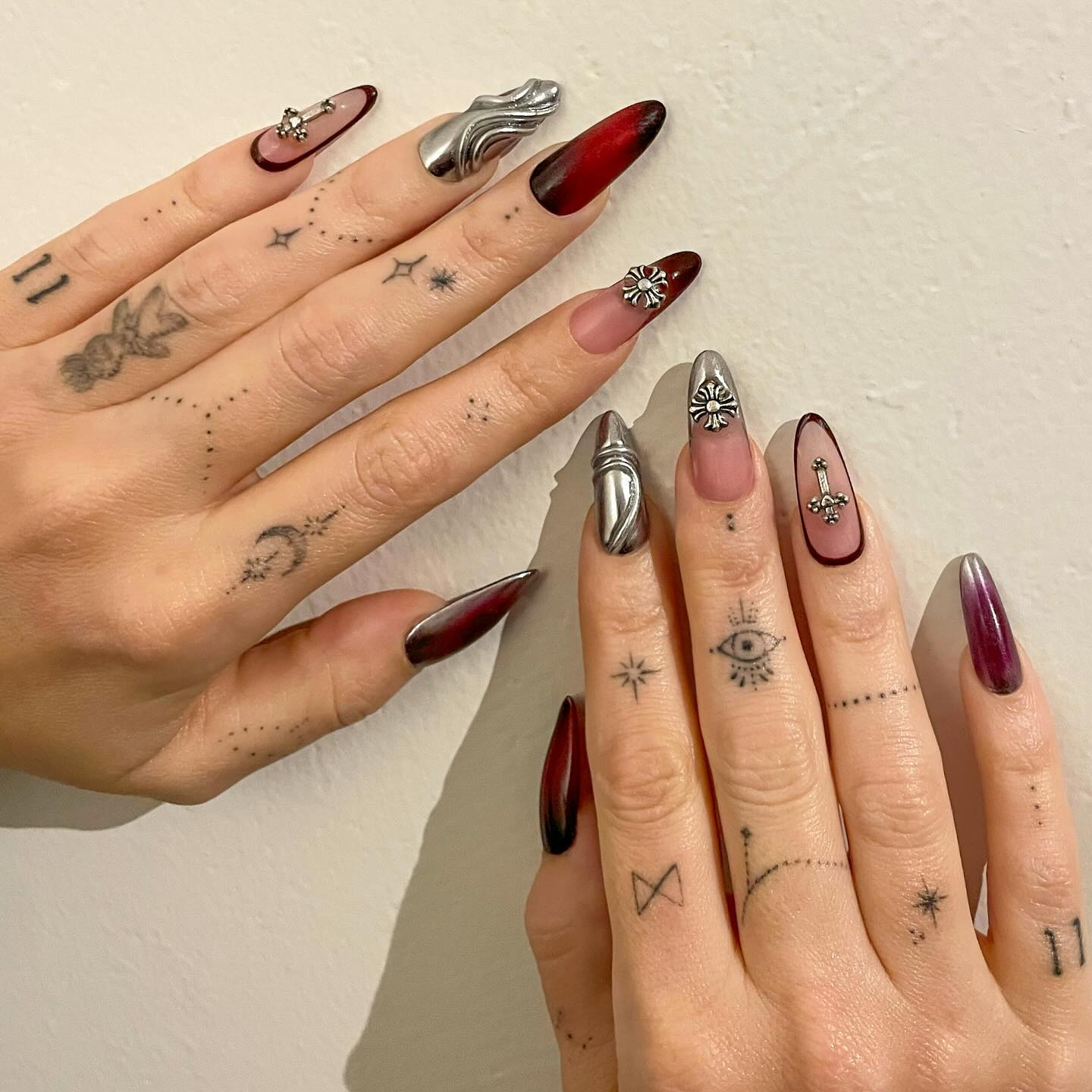 Manicure for Halloween: Megan Fox showed perfect vampire nails. Photo