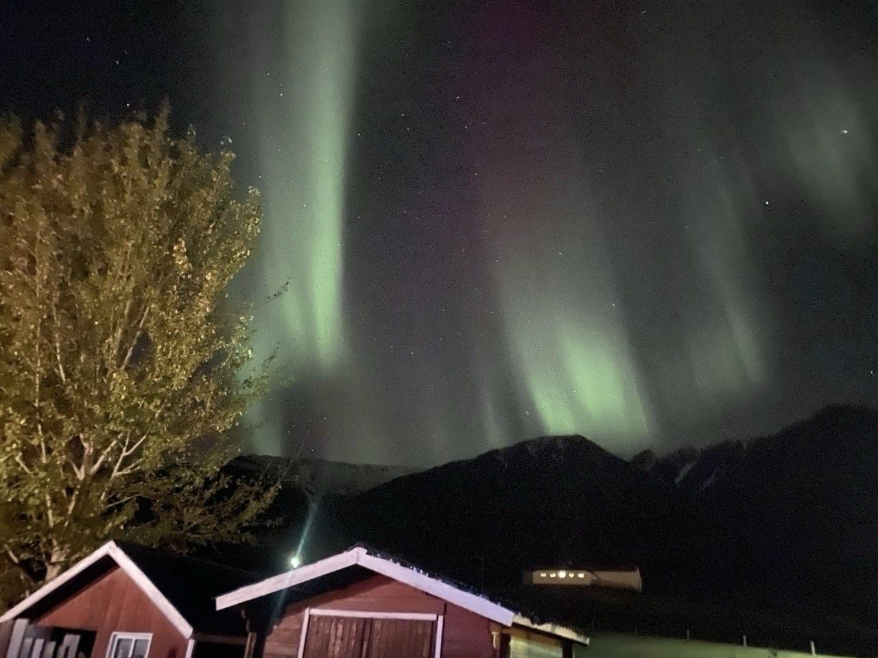 The sky turned bright colors: people around Earth publish fascinating photos of recent northern lights