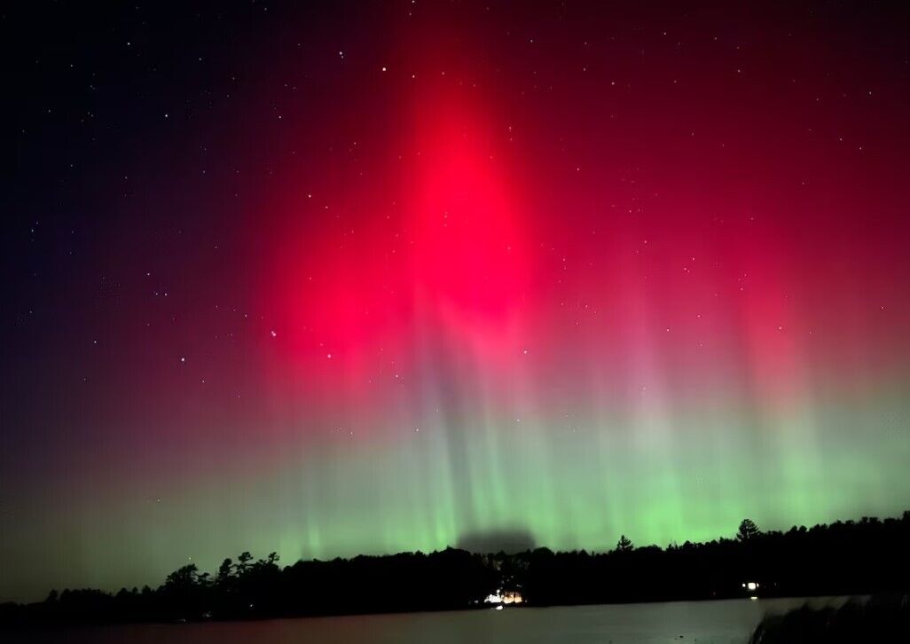 The sky turned bright colors: people around Earth publish fascinating photos of recent northern lights