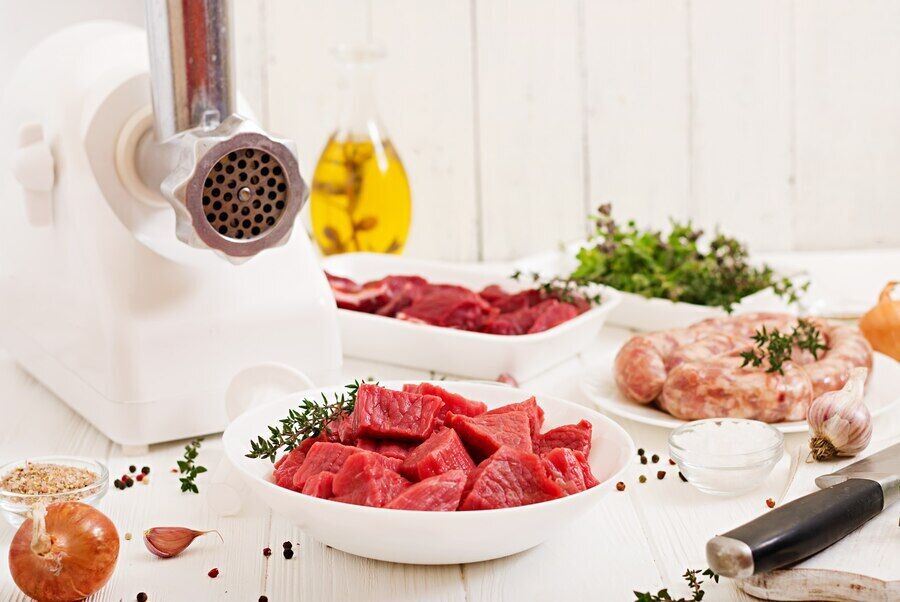 Never wash raw meat: we tell you what it can lead to