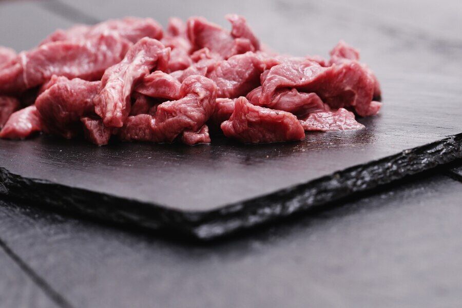 Never wash raw meat: we tell you what it can lead to