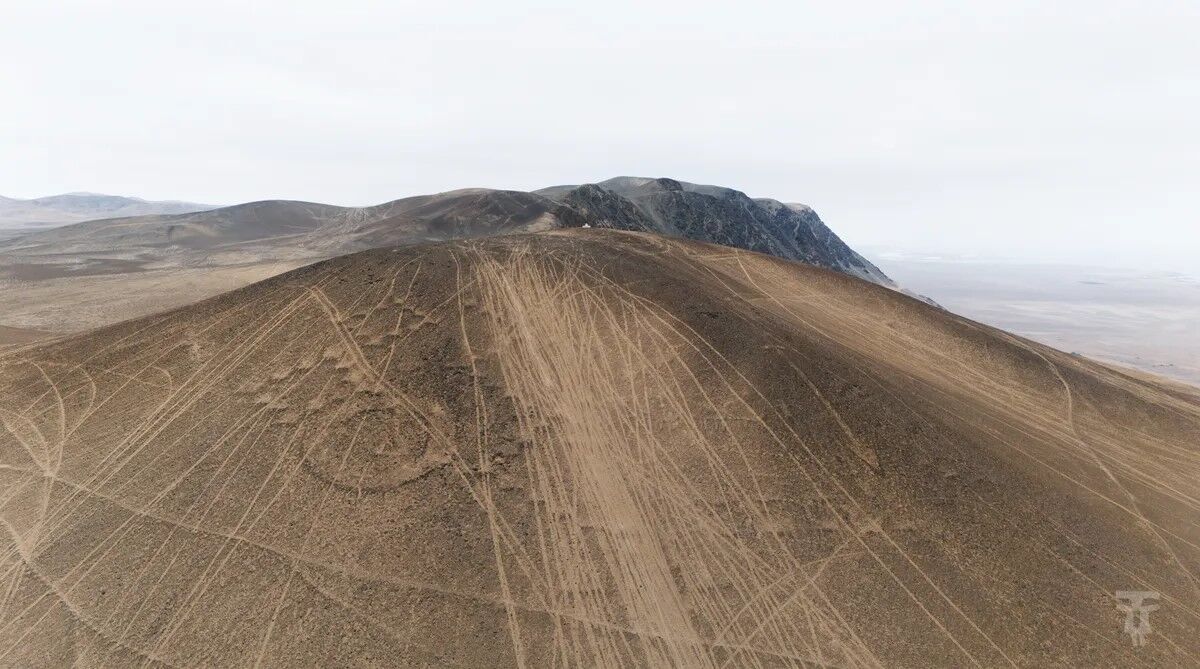 In the Atacama Desert, racing cars and motorcycles destroyed 1000-year-old geoglyphs. Photos from a bird's eye view