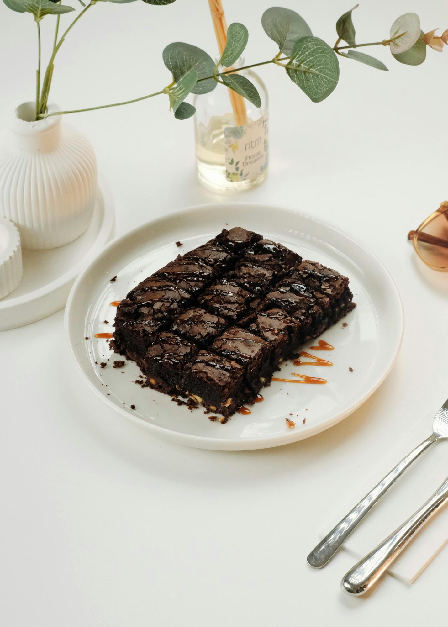 The simplest chocolate cake that takes 15 minutes to make and only three ingredients