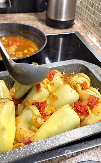 Stuffed peppers in tomato and basil sauce: how to add spice to a familiar dish