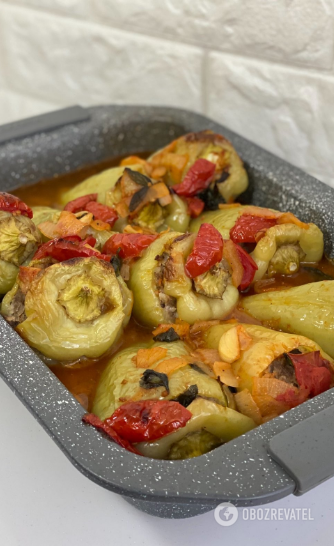 Stuffed peppers in tomato and basil sauce: how to add spice to a familiar dish