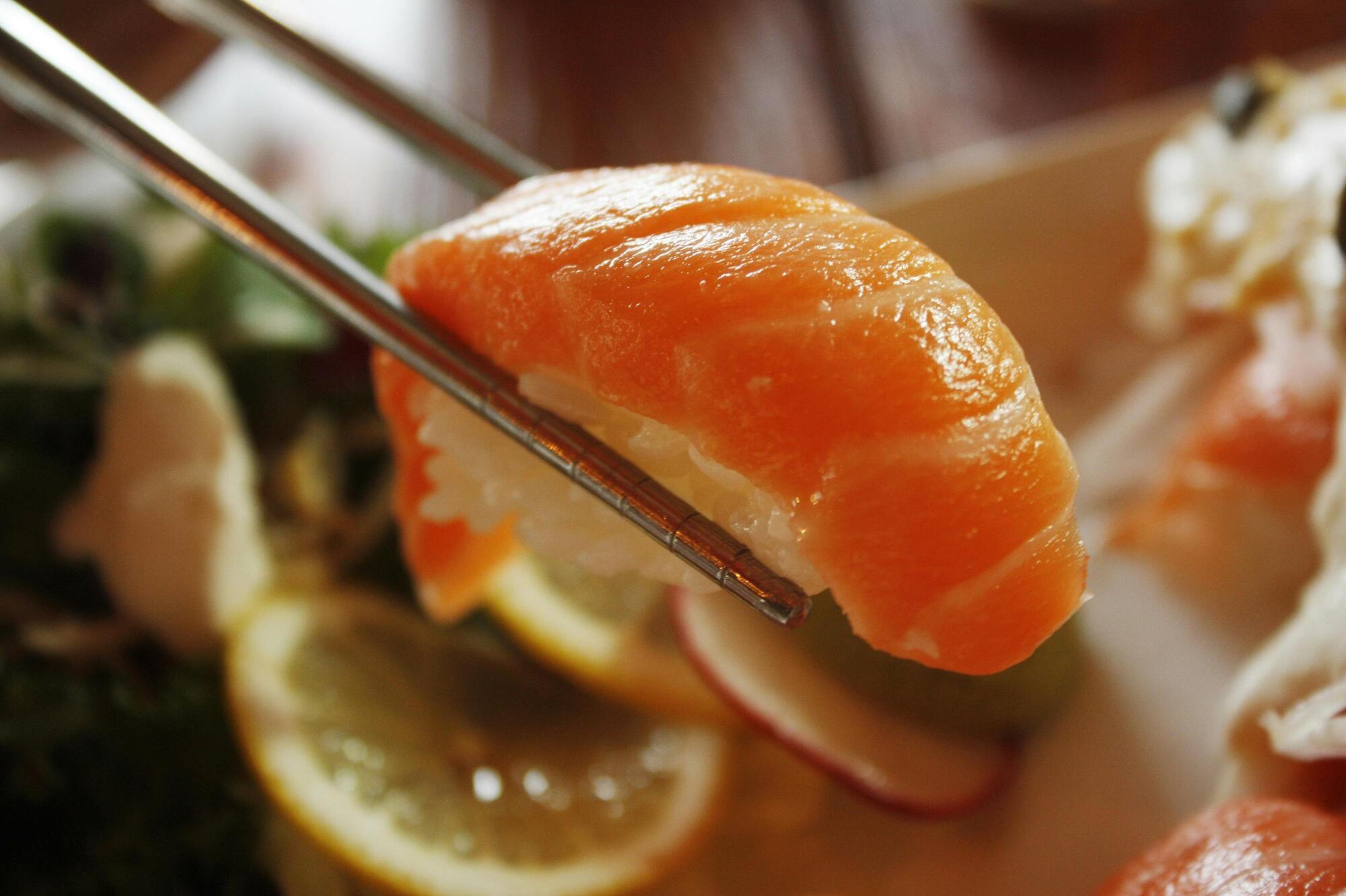 Never eat sushi like this: the chef revealed the biggest mistake