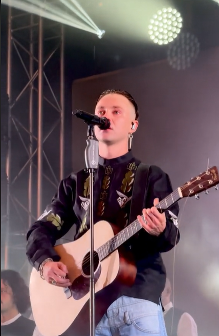 At a concert, Artem Pivovarov could not hold back tears because of the Russian invaders who destroyed his home. Video