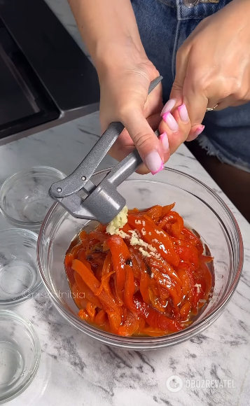 Quick pickled bell peppers: how to make a delicious topping for sandwiches