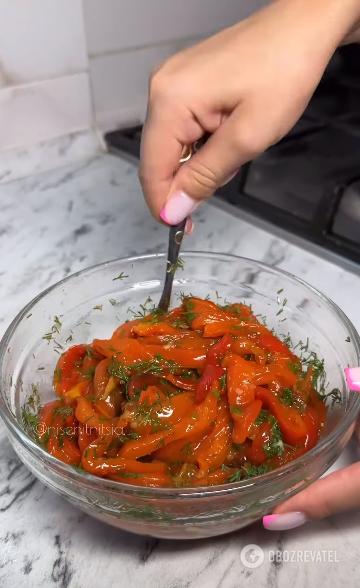 Quick pickled bell peppers: how to make a delicious topping for sandwiches