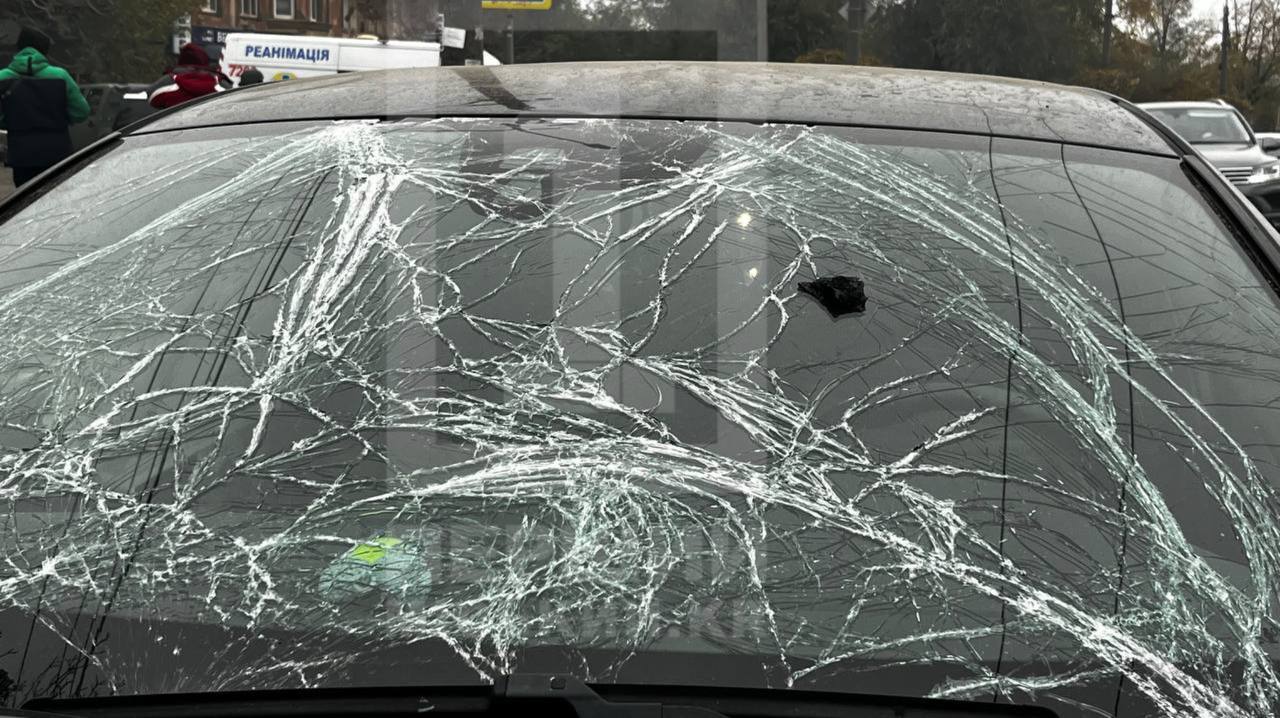 Bezpośrednie trafienie: okupanci uderzyli pociskami balistycznymi w wielopiętrowy budynek w Krzywym Rogu, pod gruzami mogą znajdować się ludzie. Zdjęcia i wideo