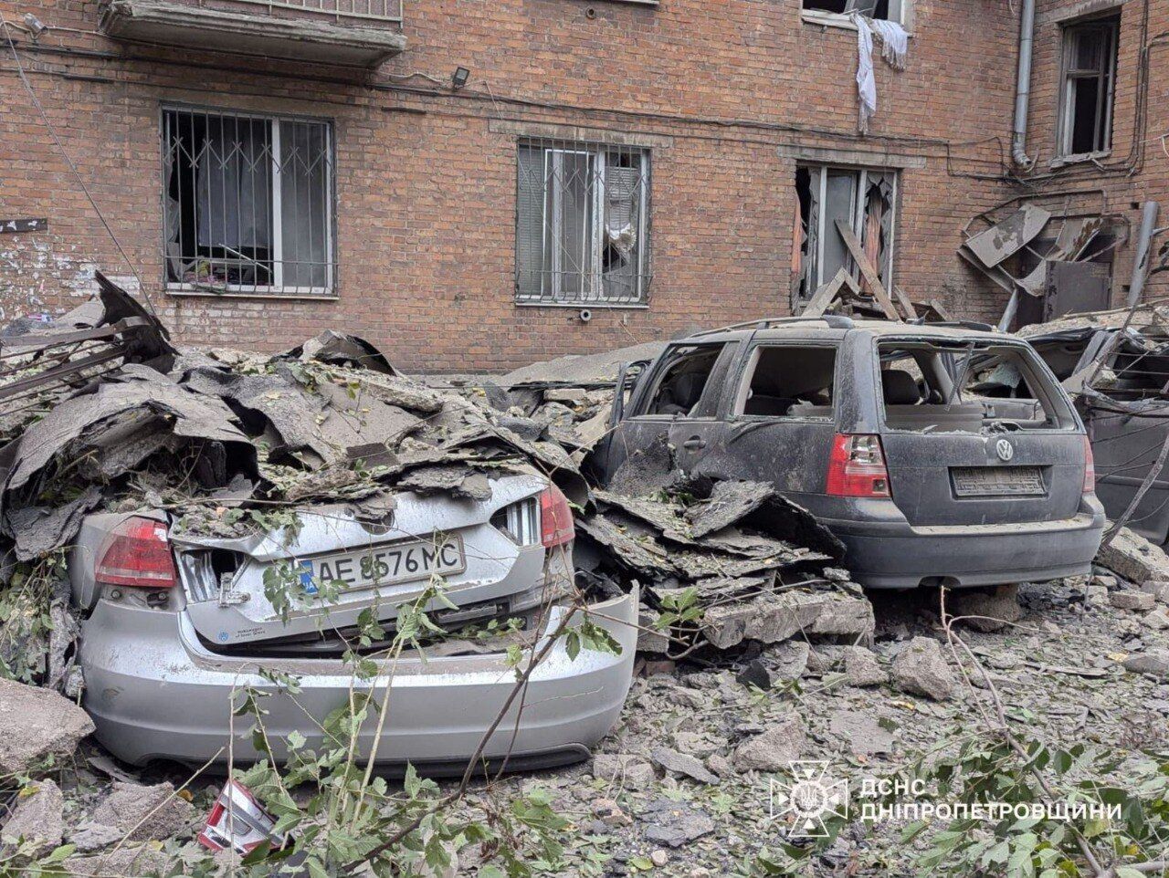 Bezpośrednie trafienie: okupanci uderzyli pociskami balistycznymi w wielopiętrowy budynek w Krzywym Rogu, pod gruzami mogą znajdować się ludzie. Zdjęcia i wideo