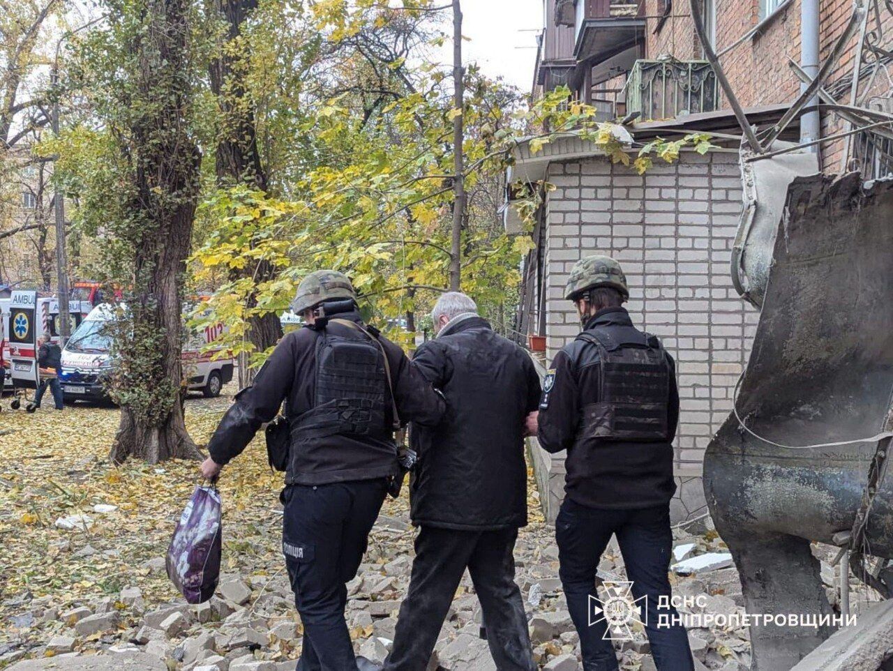 Bezpośrednie trafienie: okupanci uderzyli pociskami balistycznymi w wielopiętrowy budynek w Krzywym Rogu, pod gruzami mogą znajdować się ludzie. Zdjęcia i wideo