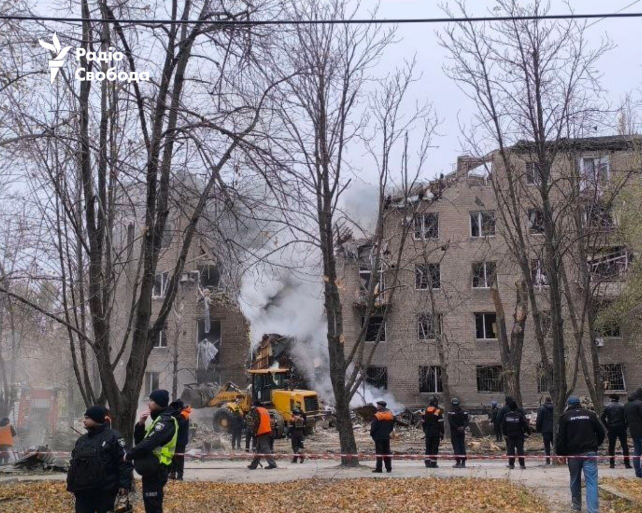 Bezpośrednie trafienie: okupanci uderzyli pociskami balistycznymi w wielopiętrowy budynek w Krzywym Rogu, pod gruzami mogą znajdować się ludzie. Zdjęcia i wideo