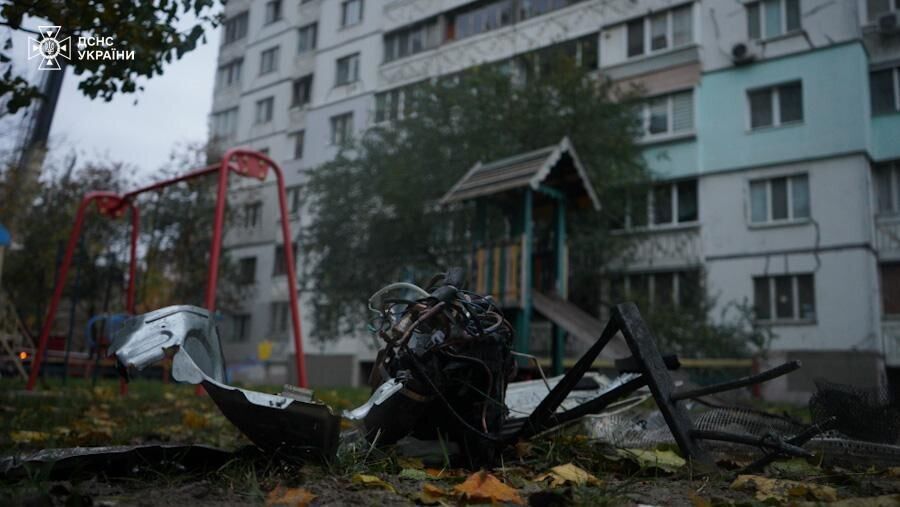 Russians attacked a residential building in Kyiv with Shaheds: a high-rise building burned down, there are victims. Photo