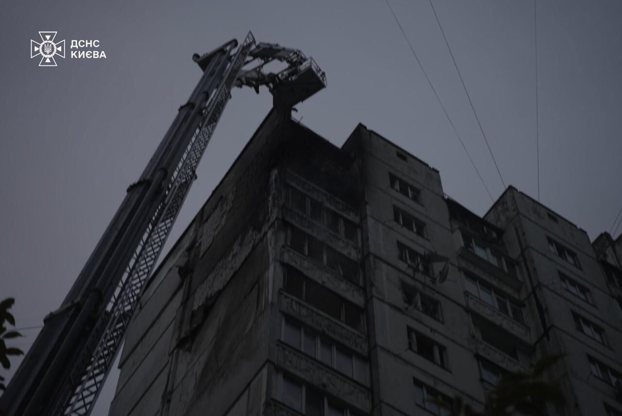 Russians attacked a residential building in Kyiv with Shaheds: a high-rise building burned down, there are victims. Photo