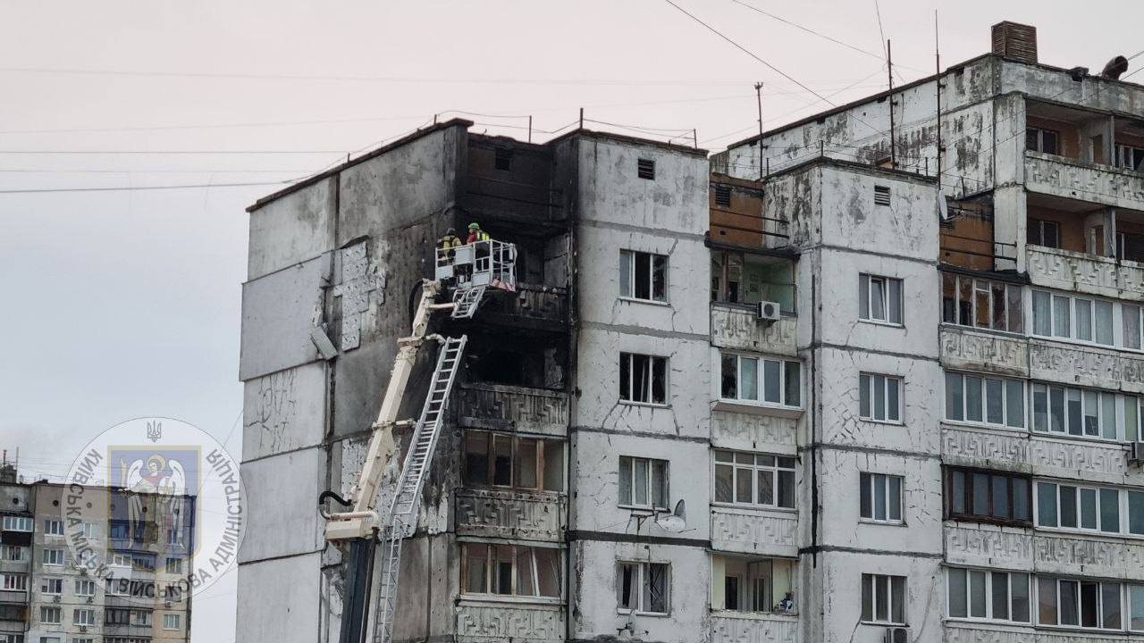 Russians attacked a residential building in Kyiv with Shaheds: a high-rise building burned down, there are victims. Photo