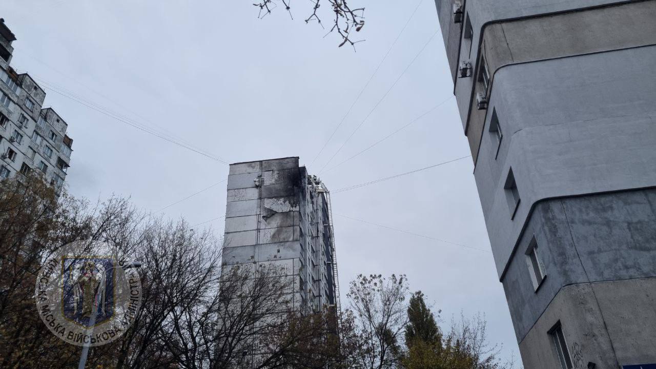 Russians attacked a residential building in Kyiv with Shaheds: a high-rise building burned down, there are victims. Photo