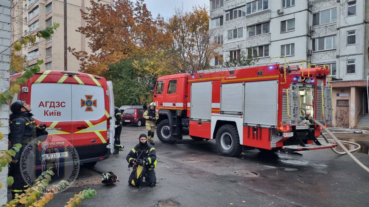 Russians attacked a residential building in Kyiv with Shaheds: a high-rise building burned down, there are victims. Photo