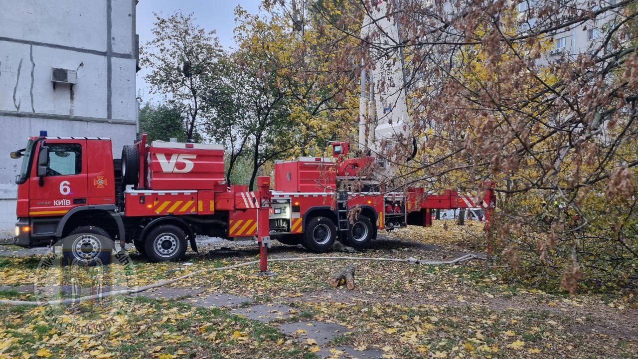 Russians attacked a residential building in Kyiv with Shaheds: a high-rise building burned down, there are victims. Photo