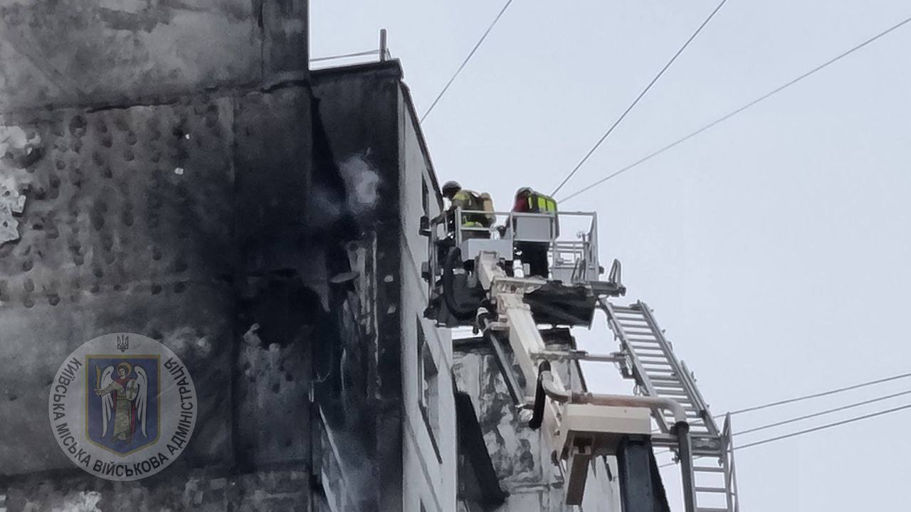 Russians attacked a residential building in Kyiv with Shaheds: a high-rise building burned down, there are victims. Photo