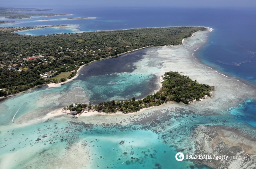 Clean beaches and incredible landscapes: the island country impresses with an extremely small number of tourists