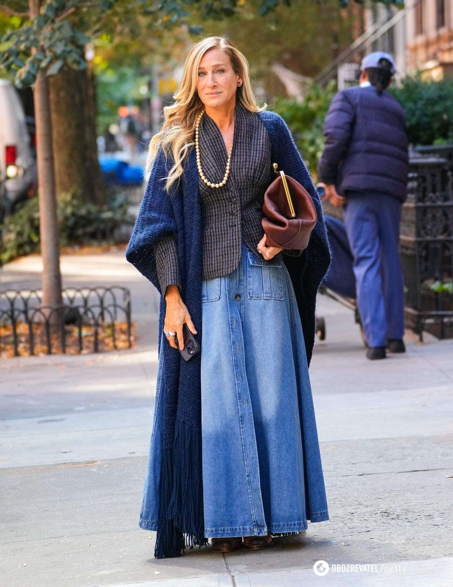 Sarah Jessica Parker showed off a fashionable handbag that will be a hit in spring 2025