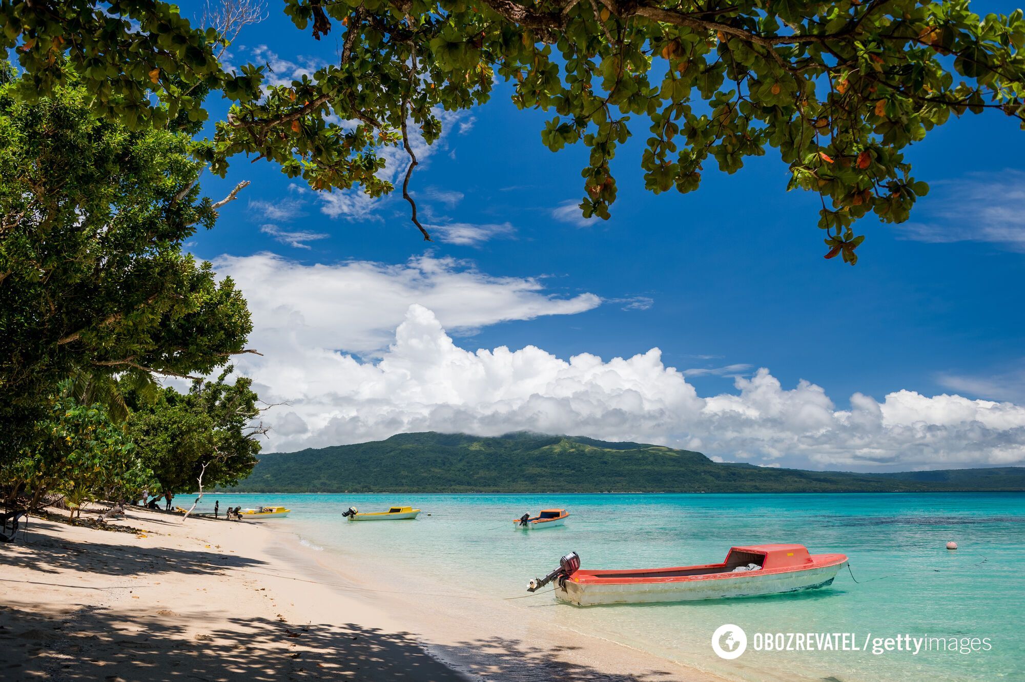 Clean beaches and incredible landscapes: the island country impresses with an extremely small number of tourists