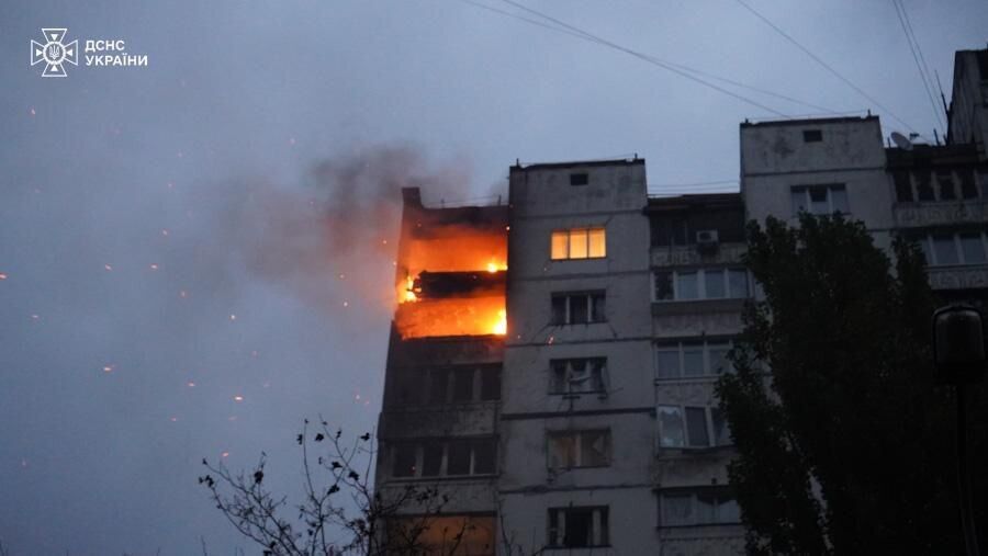 Russians attacked a residential building in Kyiv with Shaheds: a high-rise building burned down, there are victims. Photo