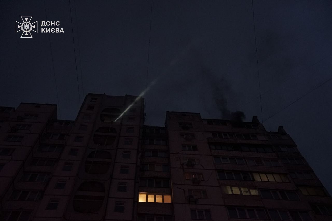 Russians attacked a residential building in Kyiv with Shaheds: a high-rise building burned down, there are victims. Photo