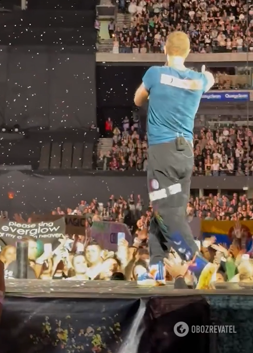 Coldplay's Chris Martin fell into a pit in the middle of the stage: he was miraculously saved from injury. Video